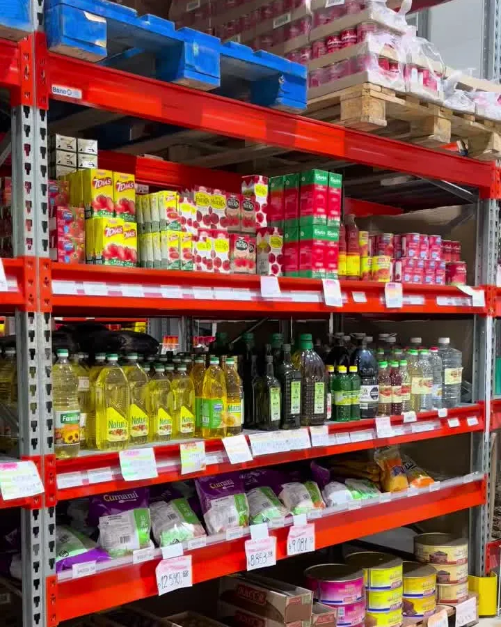 Góndolas con aceites, salsas y almacén