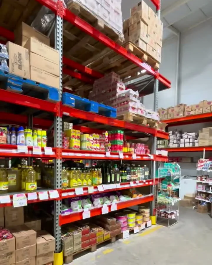 Pasillo del autoservicio con pallets y góndolas